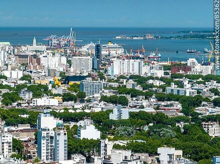 Vista aérea de edificios de la ciudad de Montevideo con fondo el Río de la Plata, frigorífico Swift - Departamento de Montevideo - URUGUAY. Foto No. 85362