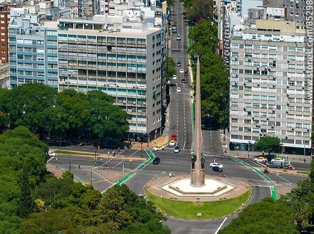 Vista aérea del Obelisco a los Constituyentes de 1830 y la avenida 18 de Julio - Departamento de Montevideo - URUGUAY. Foto No. 85298