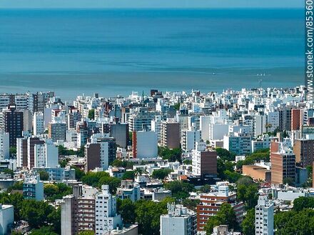 Vista aérea de edificios de la ciudad de Montevideo con fondo el Río de la Plata - Departamento de Montevideo - URUGUAY. Foto No. 85360