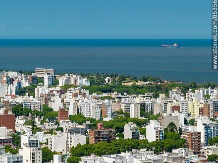 Vista aérea de edificios de la ciudad de Montevideo. Canteras del Parque Rodó, Teatro de Verano - Departamento de Montevideo - URUGUAY. Foto No. 85356