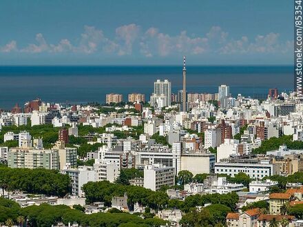 Vista aérea de edificios de la ciudad de Montevideo. Hospital Británico, antena del canal 10, cooperativas del barrio Sur - Departamento de Montevideo - URUGUAY. Foto No. 85354