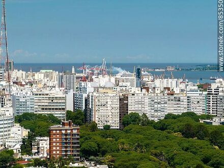 Vista aérea de edificios de Montevideo y el ex frigorífico Swift en el Cerro - Departamento de Montevideo - URUGUAY. Foto No. 85350