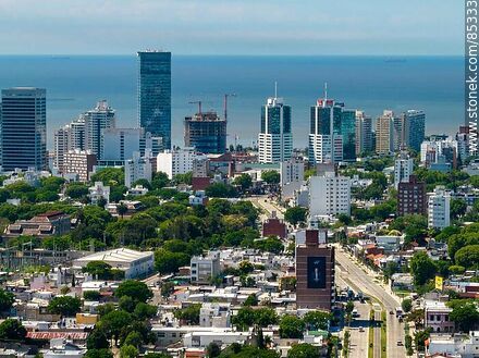 Vista aérea de las torres del barrio Buceo (2024) - Departamento de Montevideo - URUGUAY. Foto No. 85333