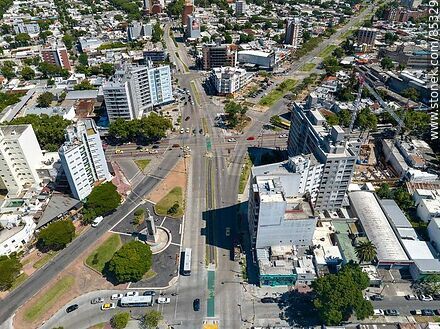 Vista aérea del cruce de las avenidas 8 de Octubre, Dámaso Larrañaga y Luis Alberto de Herrera - Departamento de Montevideo - URUGUAY. Foto No. 85329