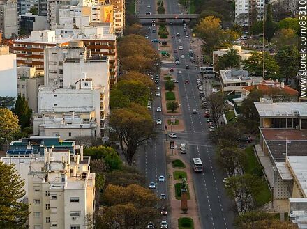 Vista aérea de Bulevar Artigas al atardecer - Departamento de Montevideo - URUGUAY. Foto No. 85310