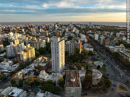 Vista aérea de Bulevar Artigas y la plaza Varela - Departamento de Montevideo - URUGUAY. Foto No. 85308