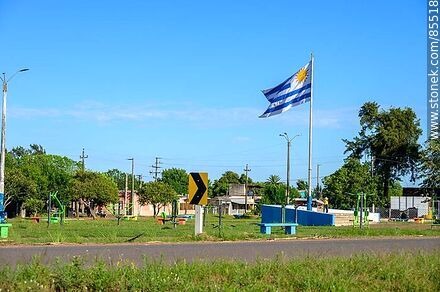 Bandera uruguaya en la rotonda de la ruta 3 y la avenida artigas - Departamento de Artigas - URUGUAY. Foto No. 85518